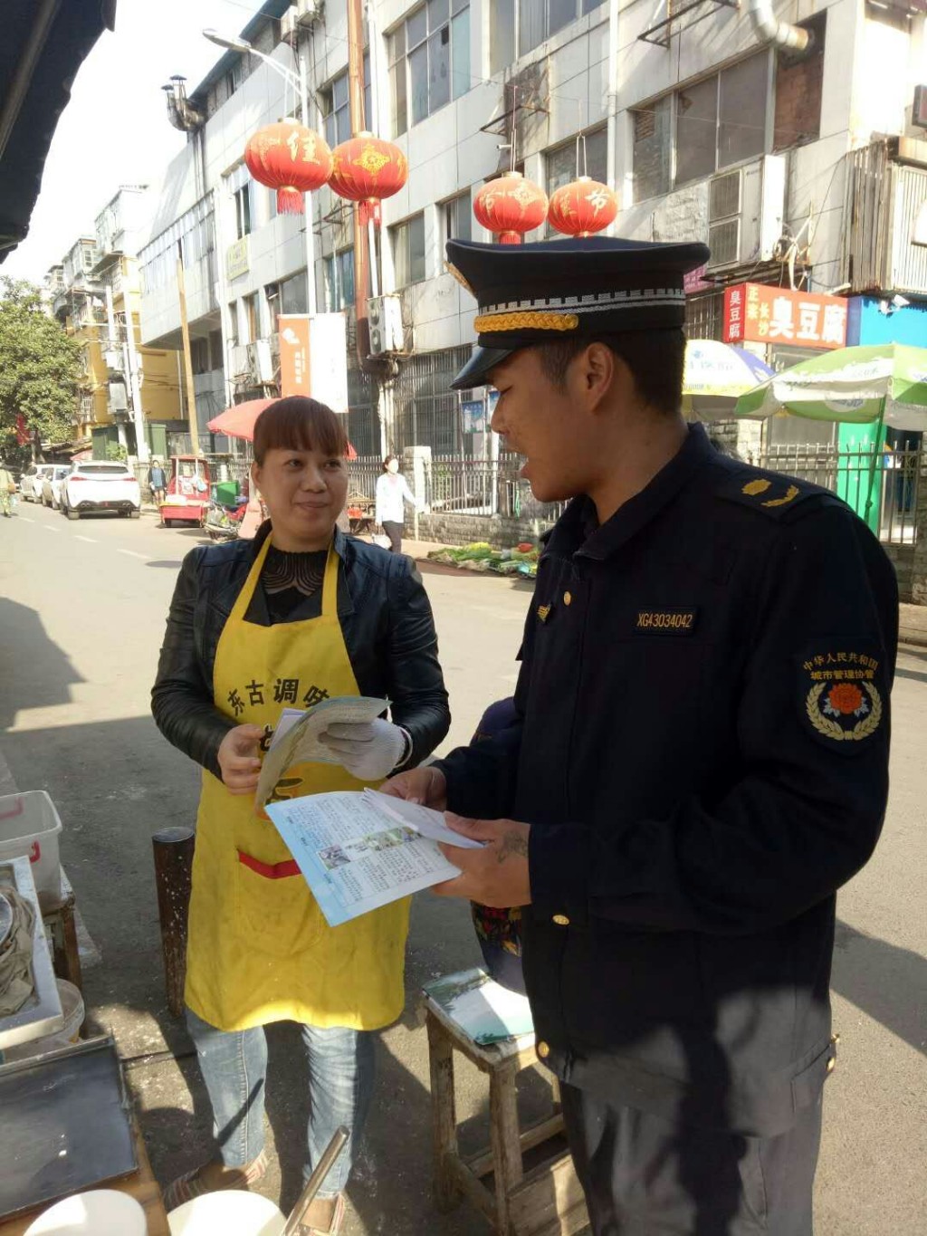 爱卫月  石峰城管大队围绕“关注小环境，共享大健康”宣传《株洲市城市综合管理条例》