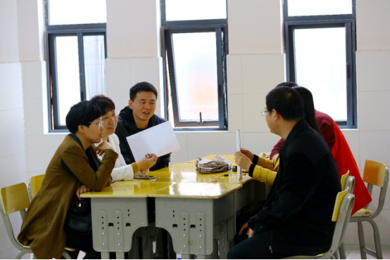 黄芳副区长在天元小学食堂餐桌上办公