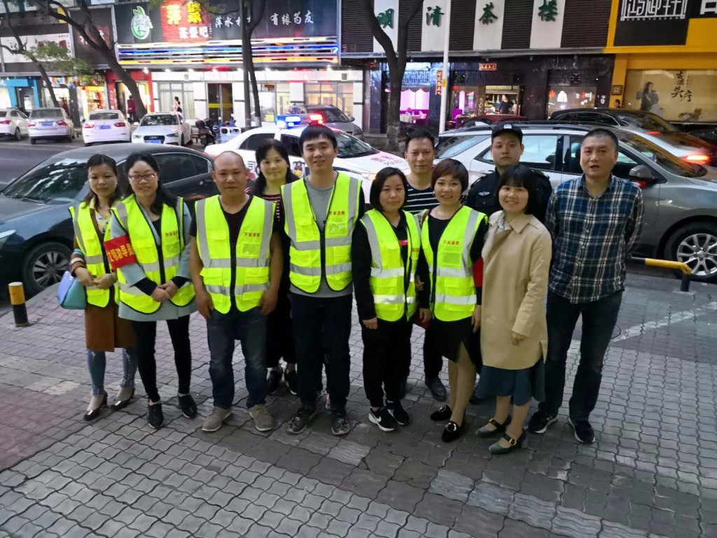 贺家土:党员服务进社区 开展夜巡保平安