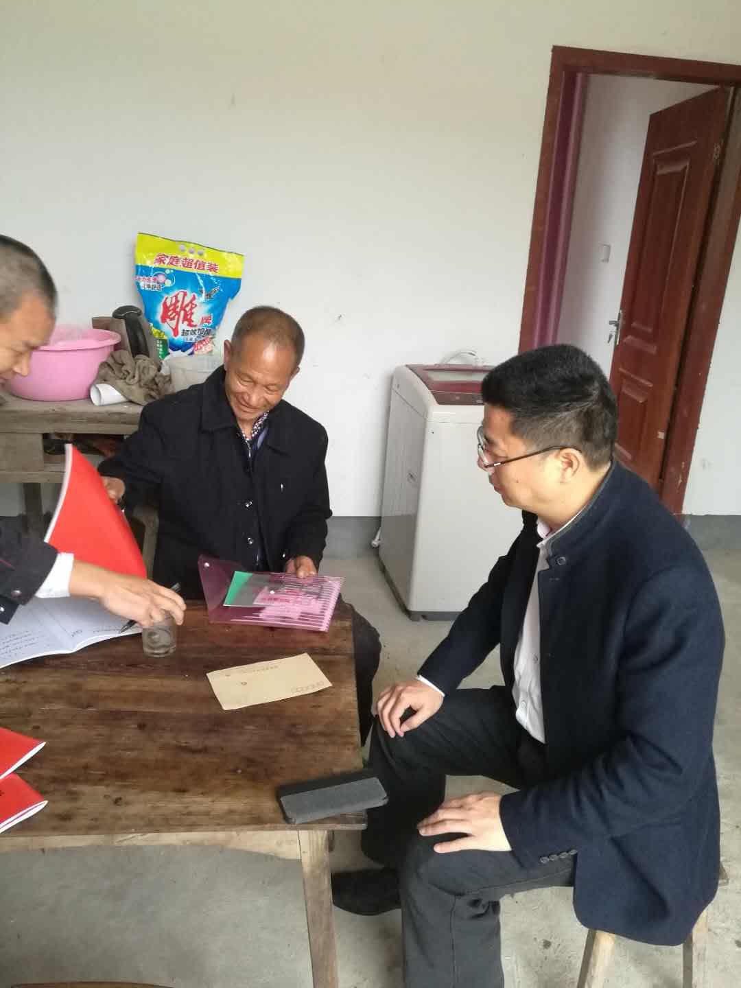 市信访局彭小中一行深入扶贫点走访慰问