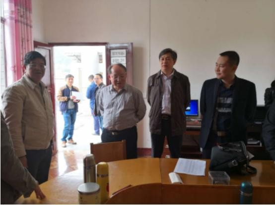市国资委吴晓光主任陪同市委常委、常务副市长何剑波到车溪村走访