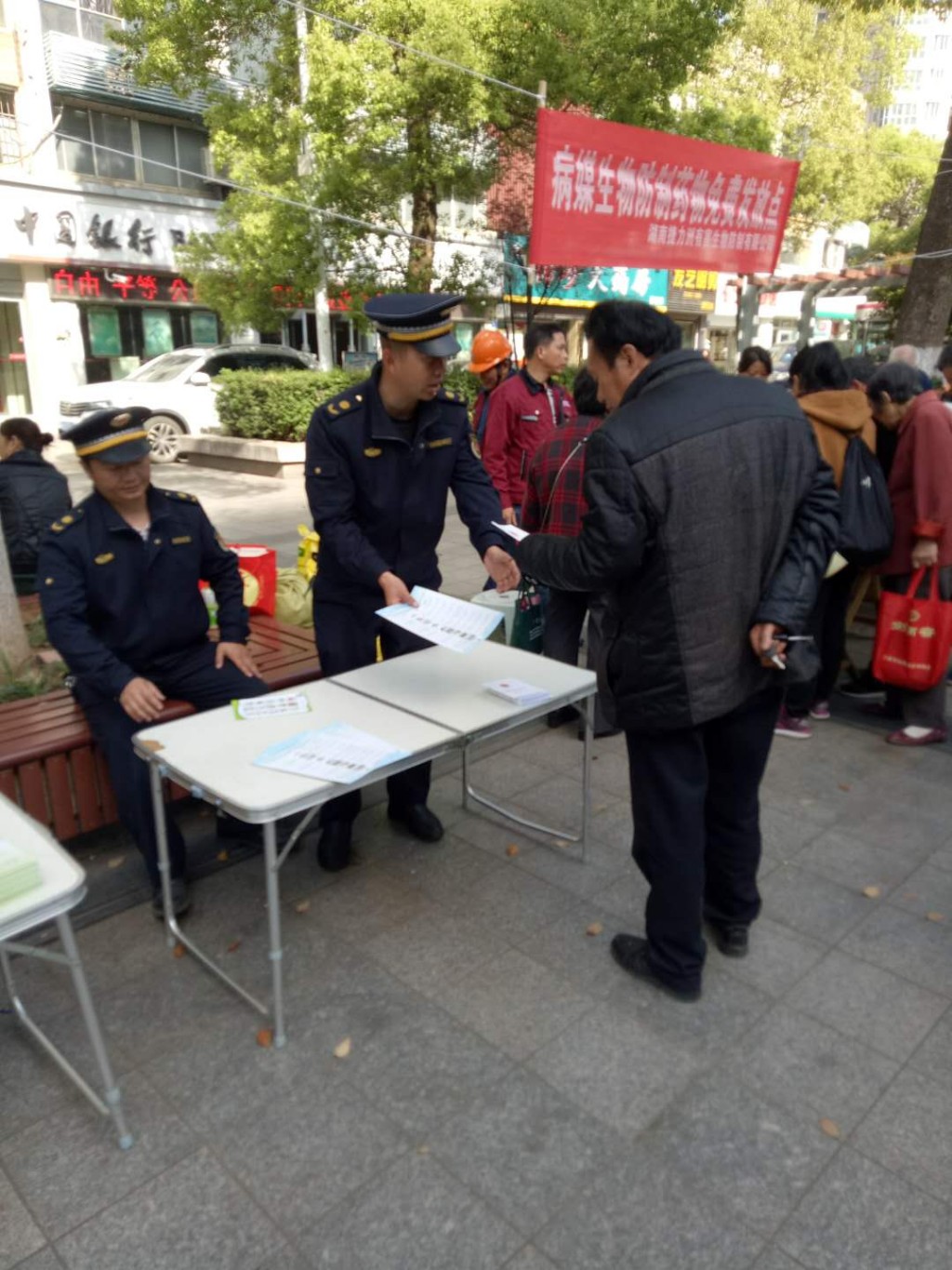 爱卫月  石峰城管大队围绕“关注小环境，共享大健康”宣传《株洲市城市综合管理条例》