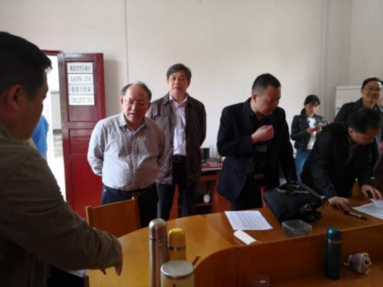 市国资委吴晓光主任陪同市委常委、常务副市长何剑波到车溪村走访