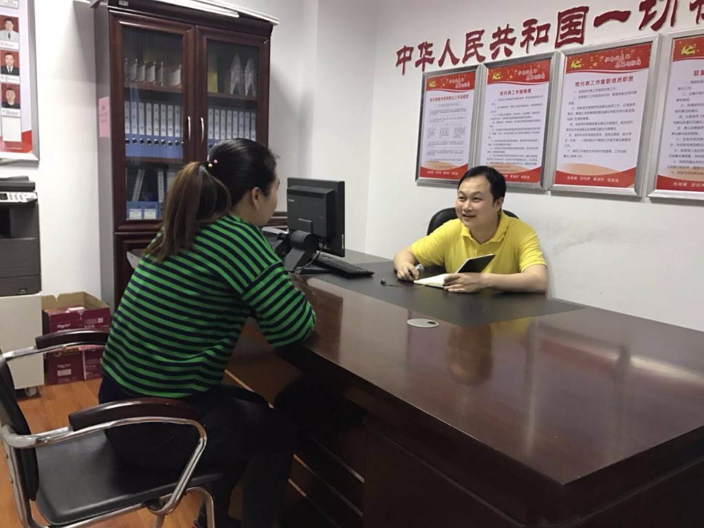 区党代表刘晓波来贺家土开展驻室代表活动