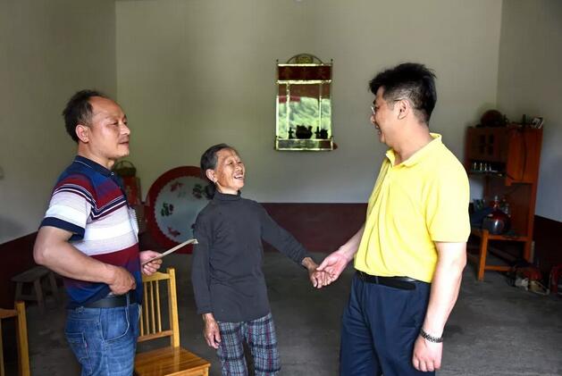 区领导到南坑村调研脱贫攻坚工作