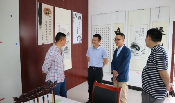 区政协副主席、区两型办主任徐治江带队赴荷塘区考察学习两型村庄创建工作