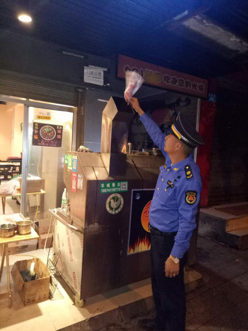 天气渐热 荷塘城管加大对夜宵烧烤摊点整治力度