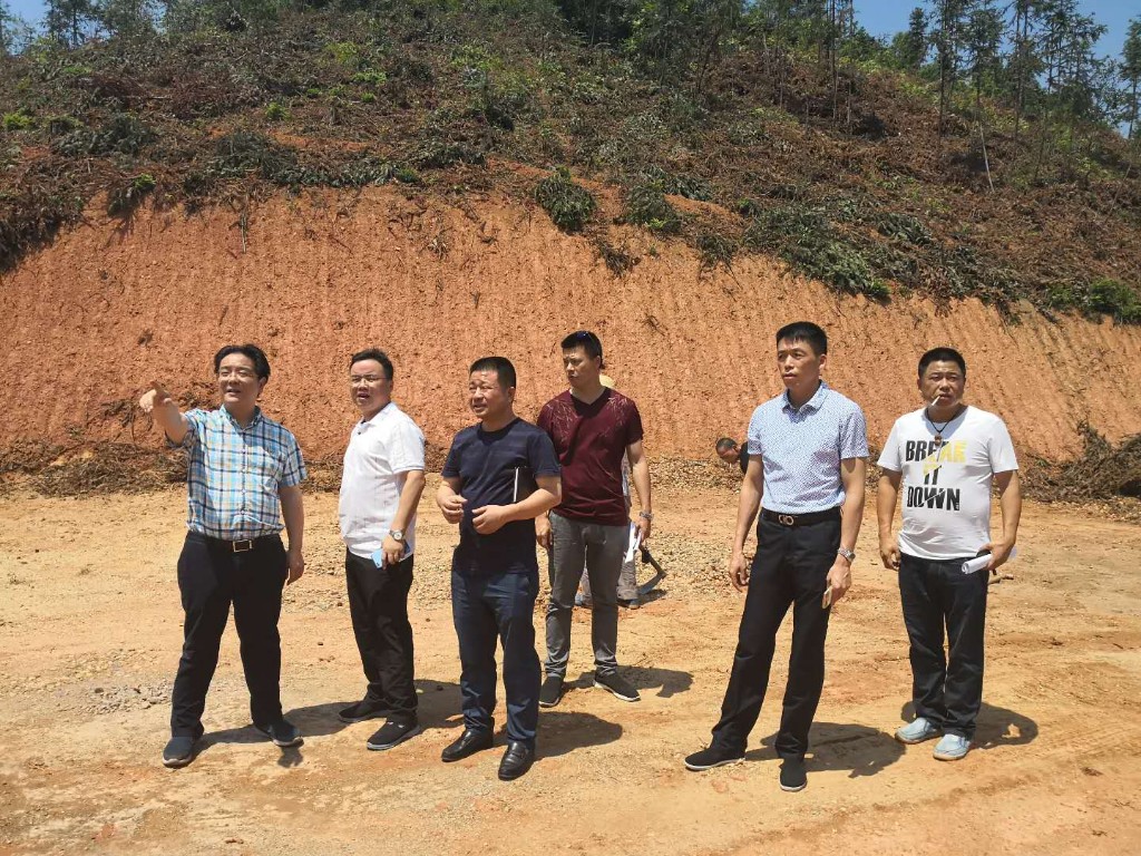 管委办（政府办）主任黄志斌率队对龙洲路安置点项目开展督查