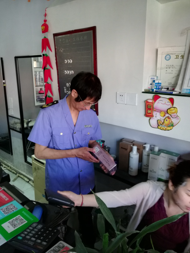 食药监芦淞分局开展化妆品专项检查