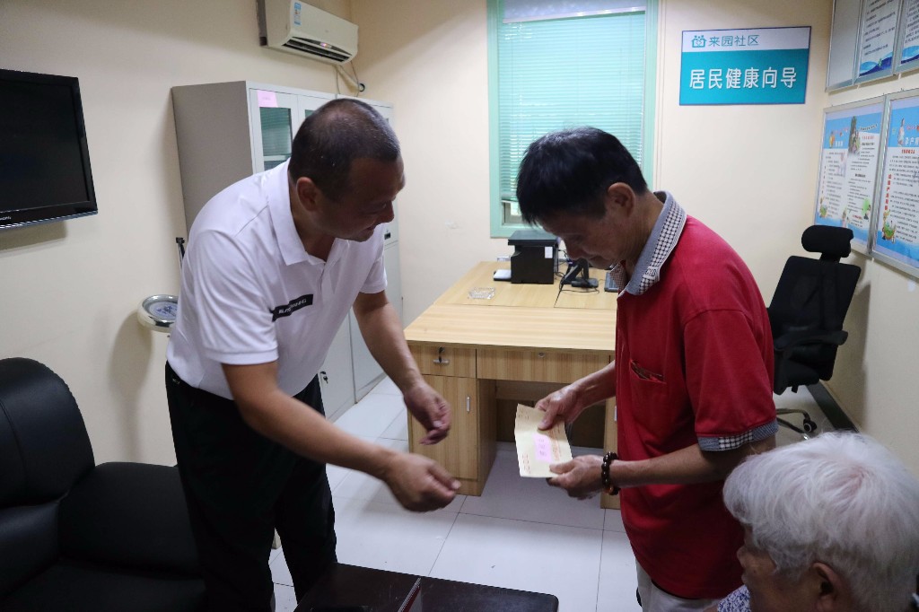 党代表进社区传递温暖和关怀