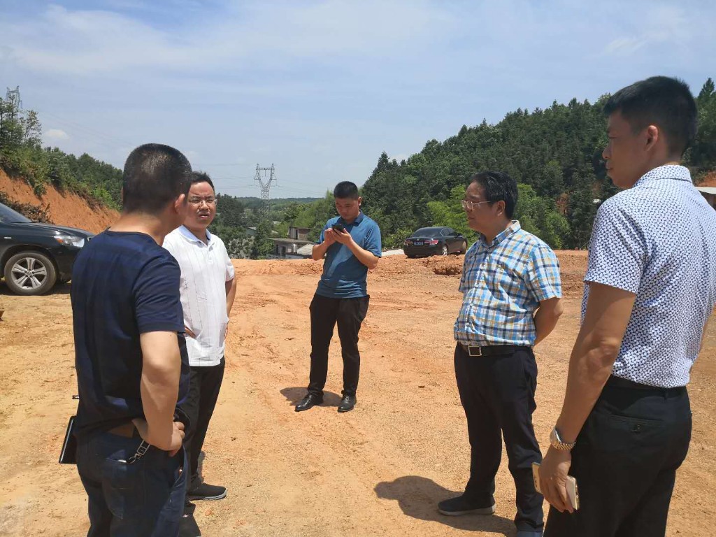 管委办（政府办）主任黄志斌率队对龙洲路安置点项目开展督查