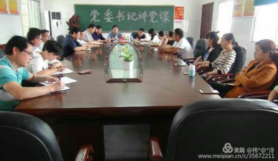 区教育局党委书记唐厚睦到株木中学讲党课