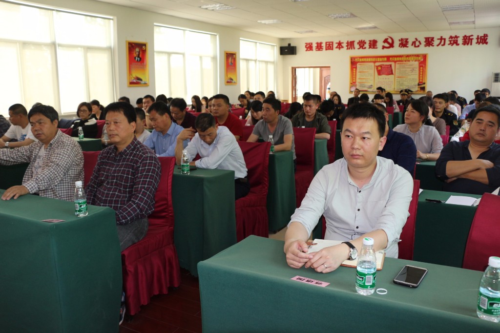 董家塅街道传达学习《关于开展违反中央八项规定精神突出问题专项治理的工作方案》文件精神
