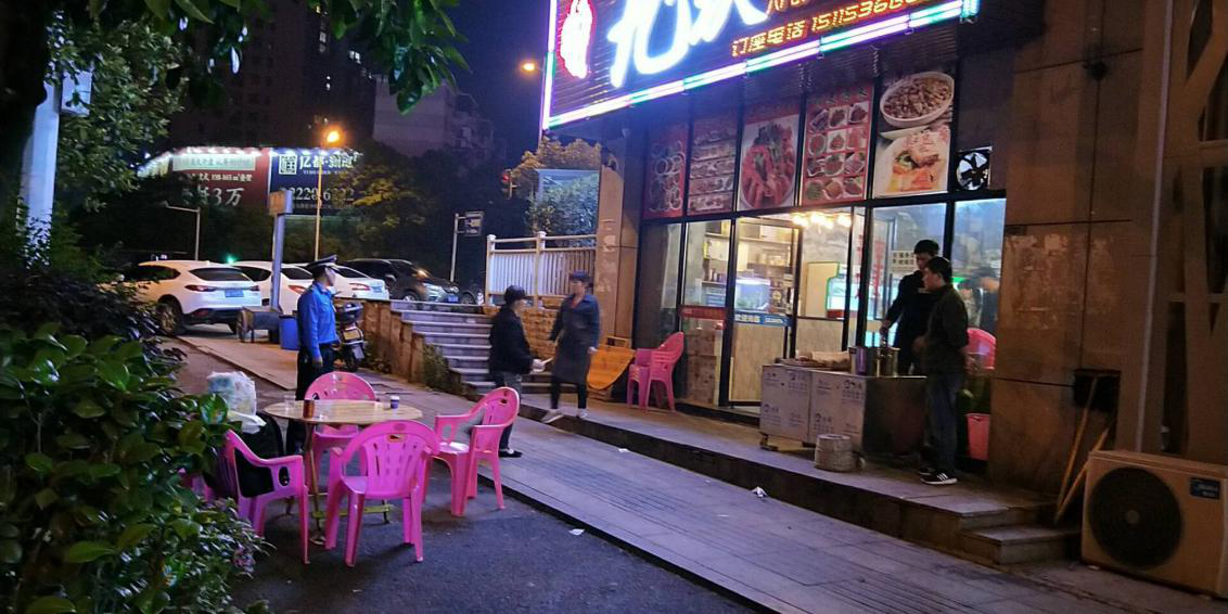 天气渐热 荷塘城管加大对夜宵烧烤摊点整治力度