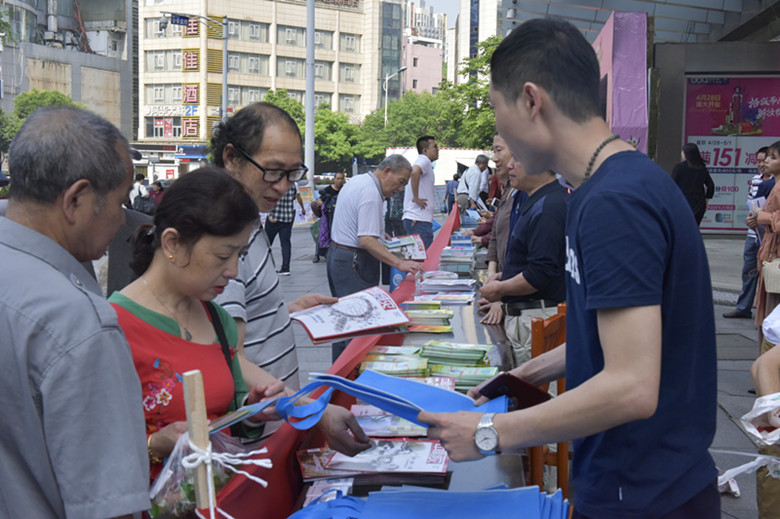 我区2018年防灾减灾日暨应急知识宣传活动在红旗广场举行