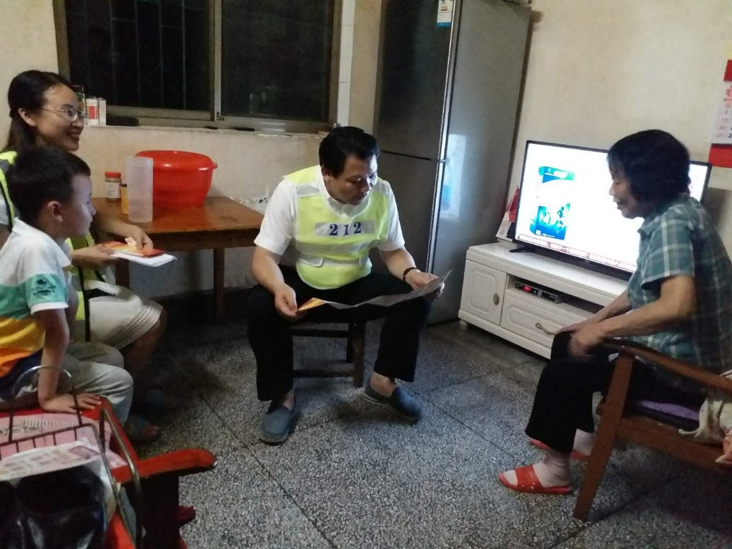 区财政局深入联点社区开展 “综治民调 平安创建”宣传活动