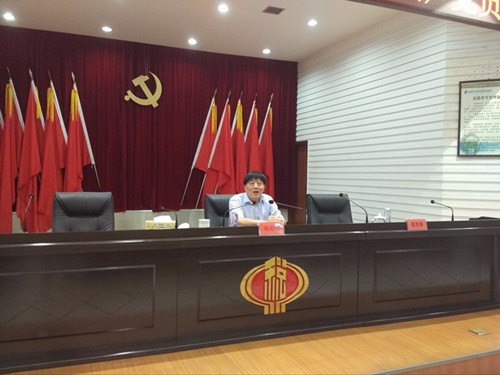 区政协主席陈光国到贺家土街道上党课