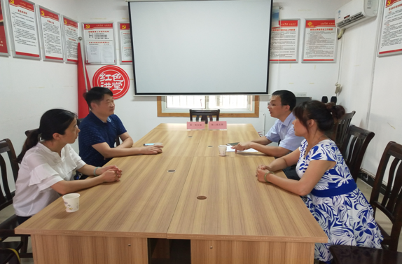 区党代表吴新泉驻室操坪社区访民情、排民忧