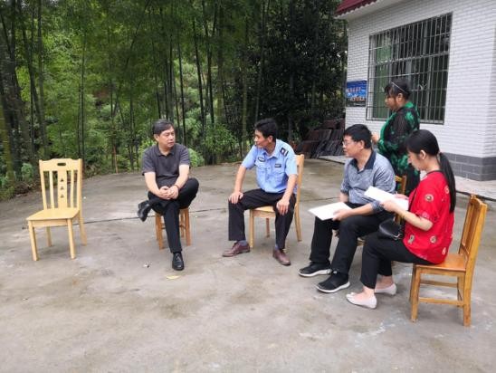 吴晓光率市国资委党委班子成员赴炎陵县车溪村走访贫困户