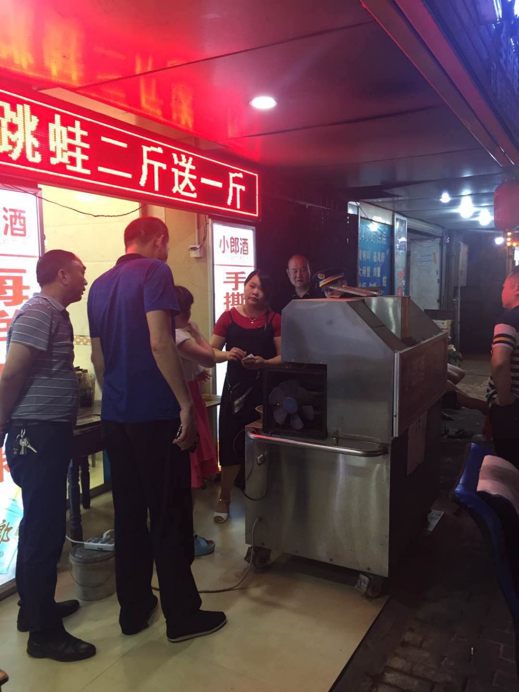 世界杯期间，考评办检查露天烧烤情况