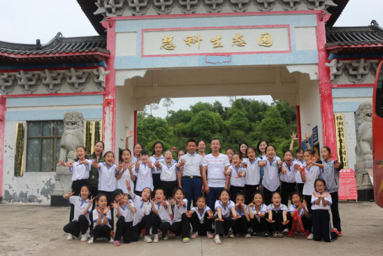 手拉手拥抱快乐，心连心放飞梦想