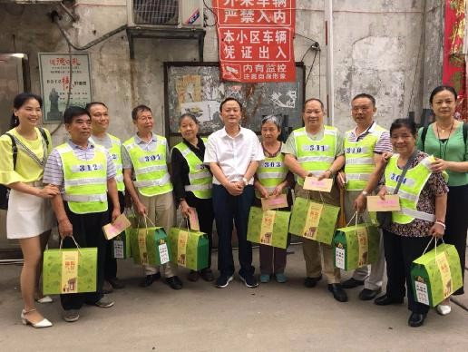 区商务和粮食局深入社区开展节前慰问活动