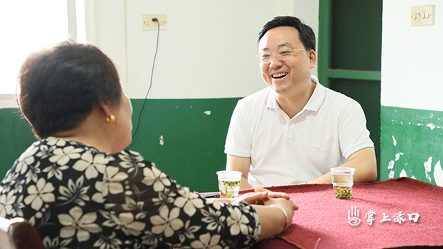 罗绍昀：党员干部要争做一盏发光发热的灯