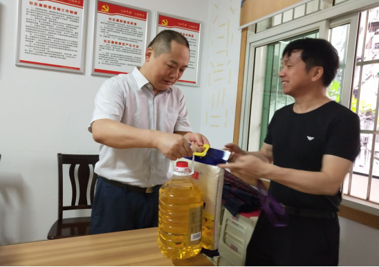 市党代表边宁驻室社区访民情、排民忧