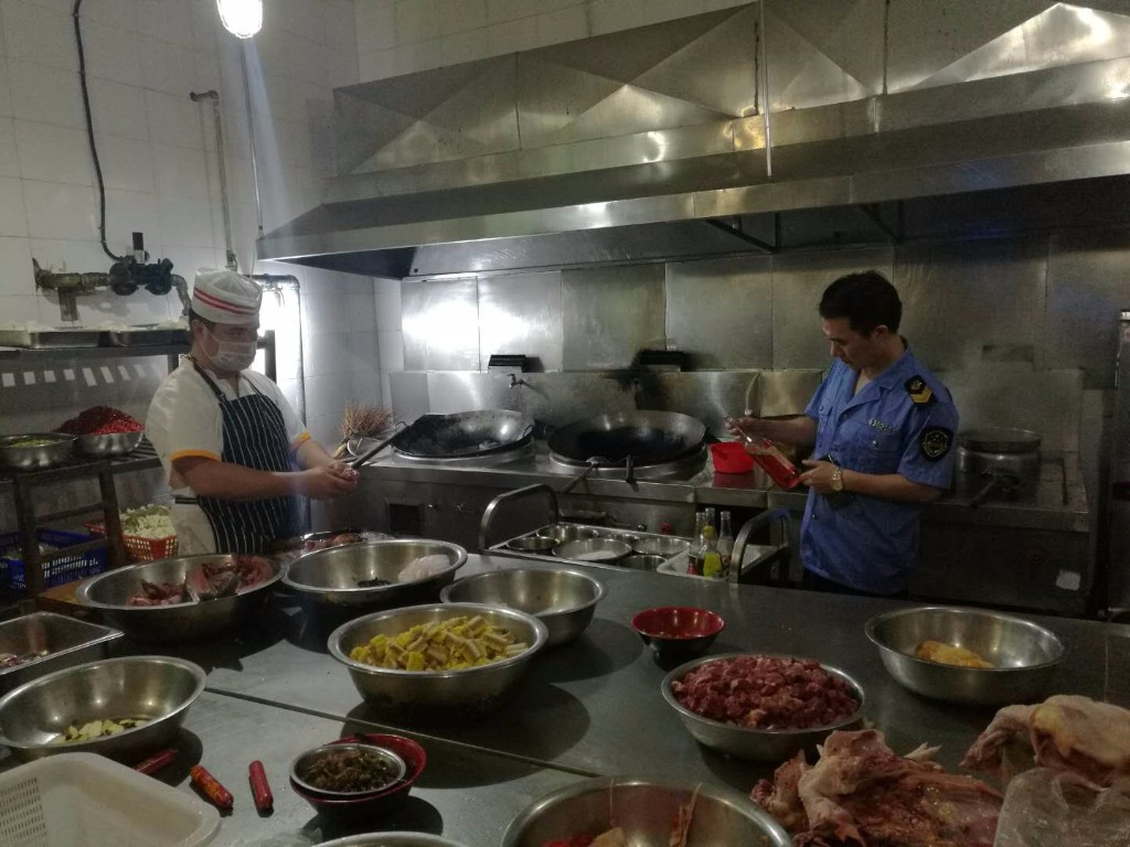 食药监芦淞分局党支部开展“助力高考，让爱飞扬”主题党日活动