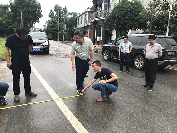 李子善、彭顺昌现场办公 解决百姓出行安全问题