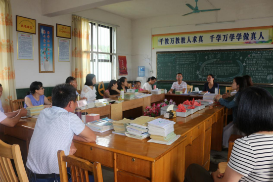 手拉手拥抱快乐，心连心放飞梦想