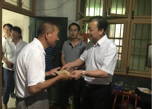 区委常委、常务副区长稂水云走访慰问生活困难党员