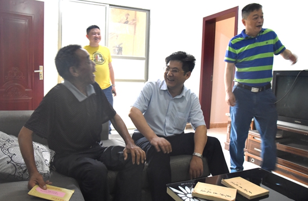 蔡周良 付访华走访慰问困难老党员