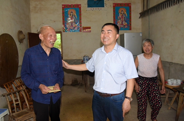 蔡周良 付访华走访慰问困难老党员