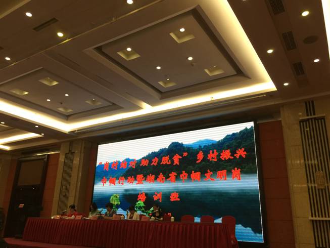 设一个岗、挂一个牌、树一面旗、带一片