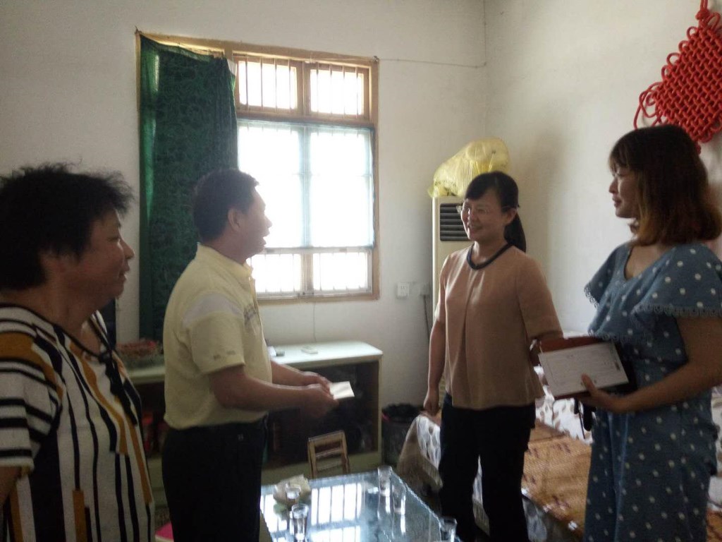 贺家土街道党工委书记聂岚艳慰问长塘湾社区困难居民