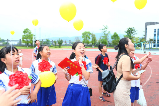 红毯、签名墙、诗歌朗诵……栗雨小学这个休学暨毕业典礼不一般