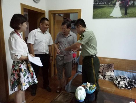 区消防大队进社区走访慰问困难群众