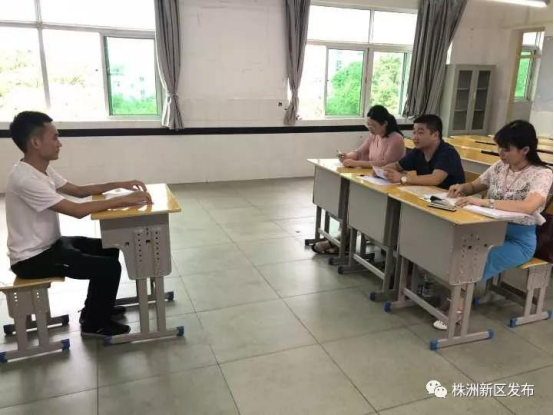 建党节坚守岗位 天元区教师招聘面谈考察有条不紊