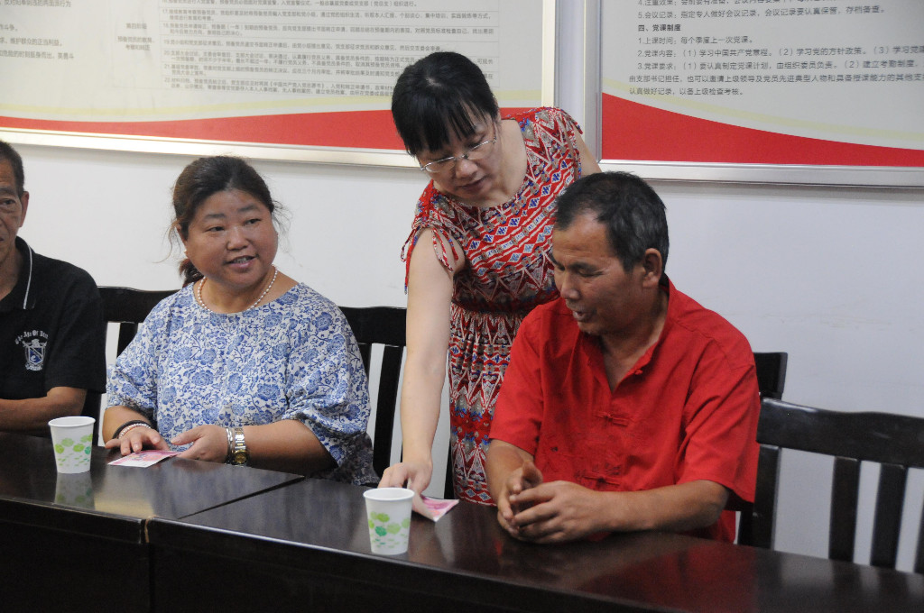 市环保局局长章文才慰问社区居民