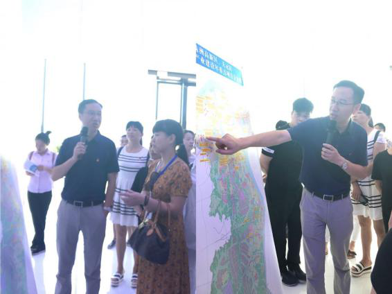 区发改局联合香山社区 深入区重点项目建设现场开展“主题党日”活动