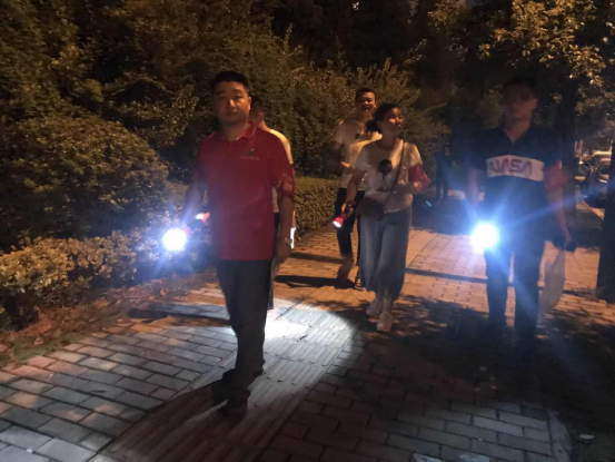 综治民调听民意 平安创建益于民 ——天元区教育局联点东湖社区开展义务巡逻活动