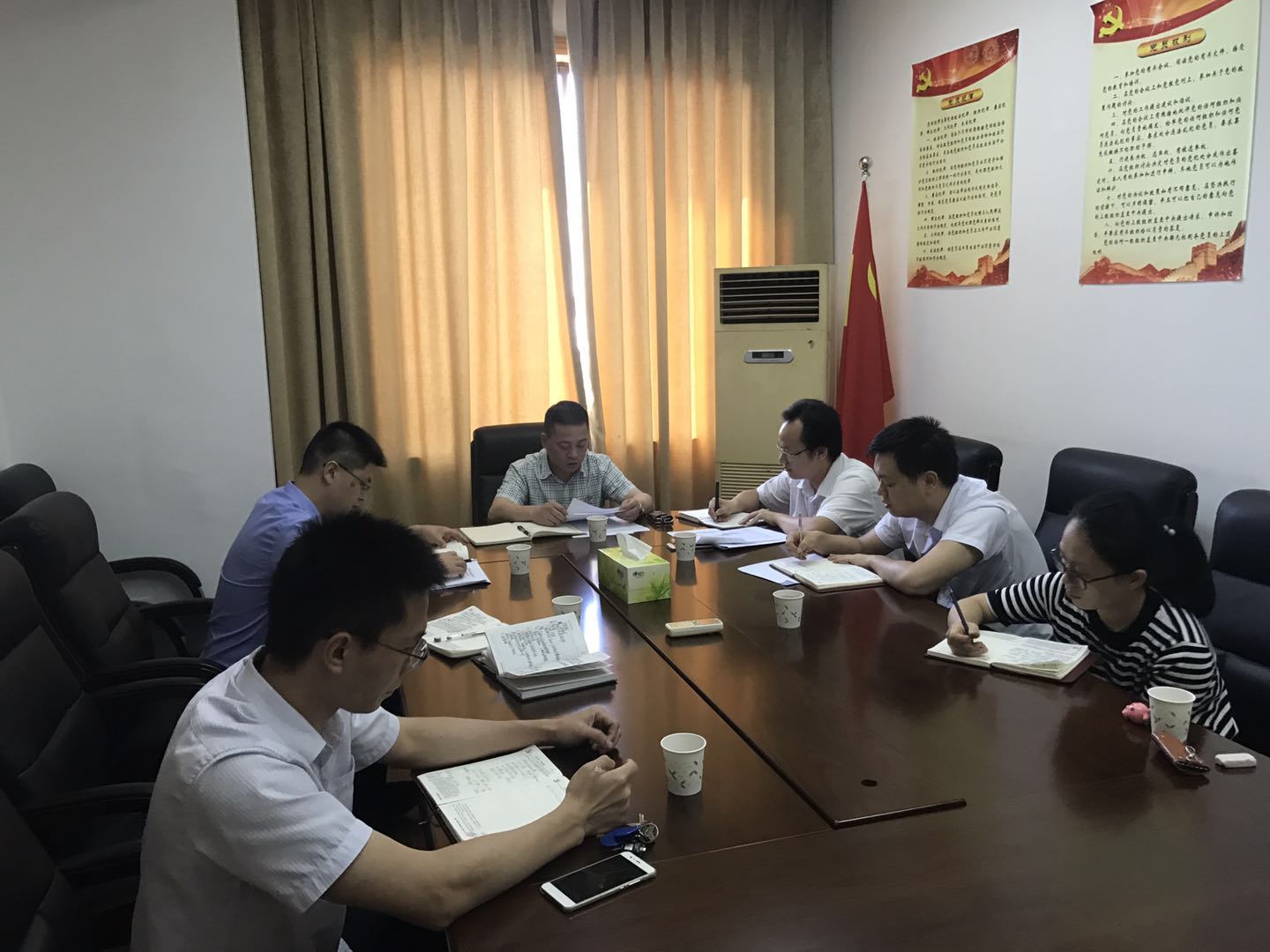 市政府经济金融办机关党支部召开组织生活会