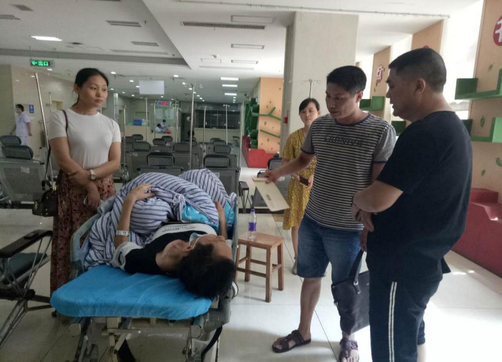 区卫计局慰问计划生育特殊家庭对象