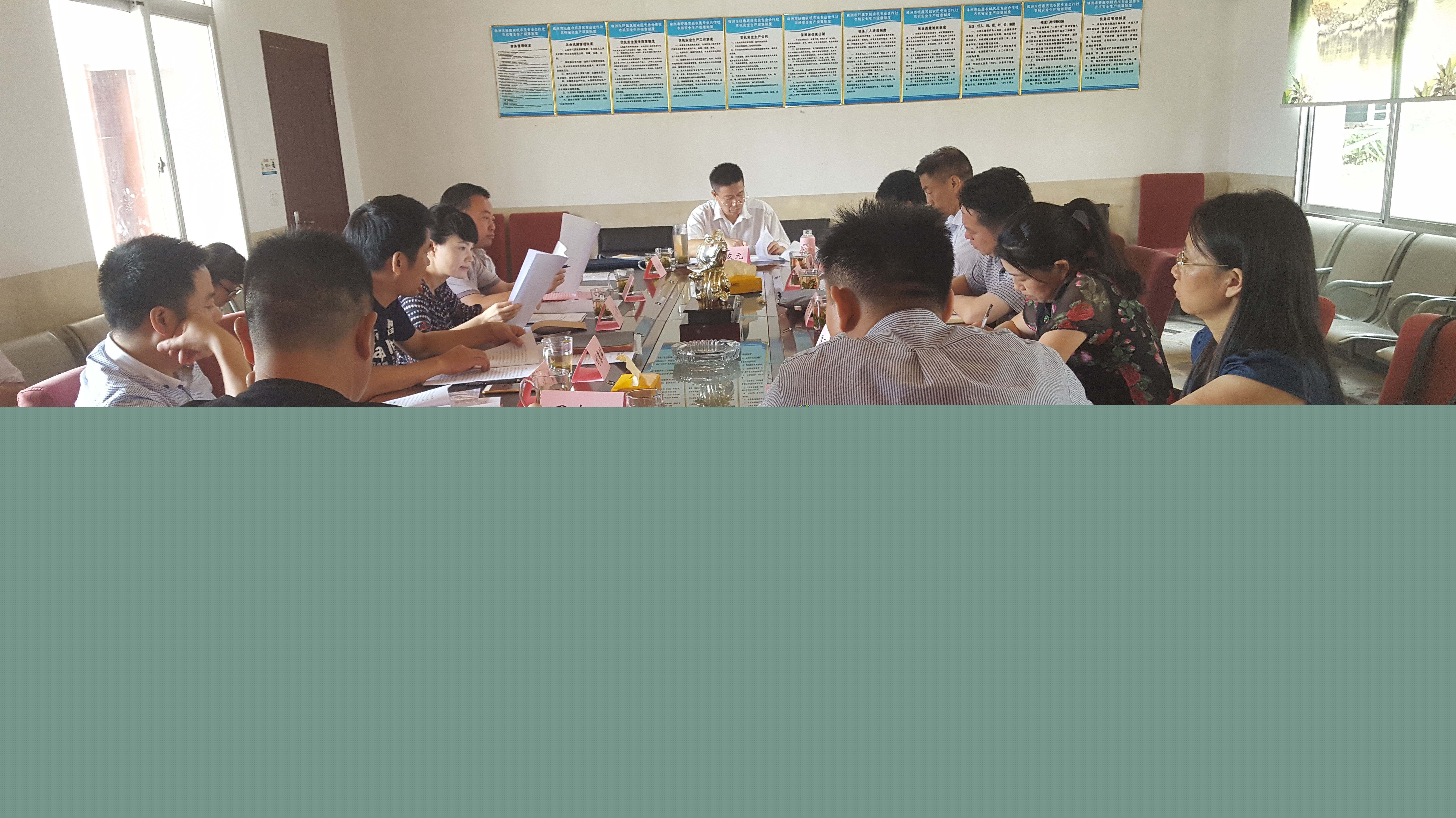 荷塘区五届人大常委会召开主任会议视察农民专业合作社情况