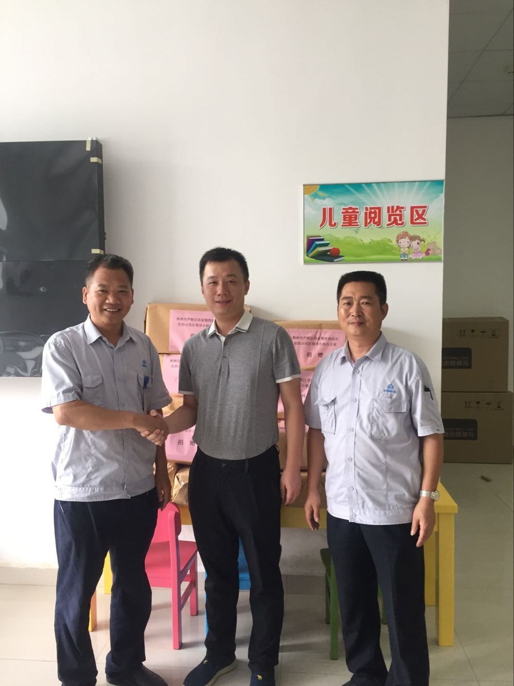 芦淞区开展“健康进企业”赠书活动