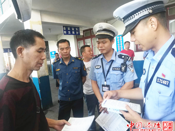 县运管所联合高速交警开展客运车辆安全大检查