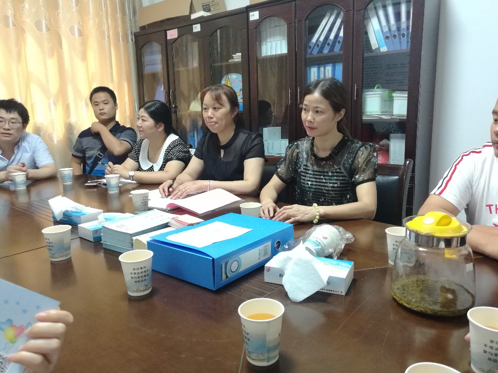 政府办黄志斌主任到泰园社区指导调研综治民调工作