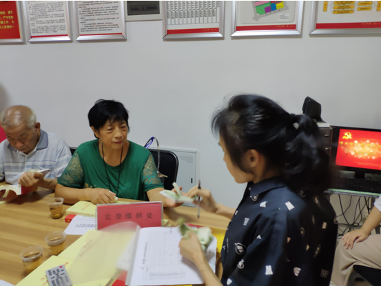 建设街道何家坳社区召开2018年8月 “讲光荣历史 铸新的辉煌”主题党日