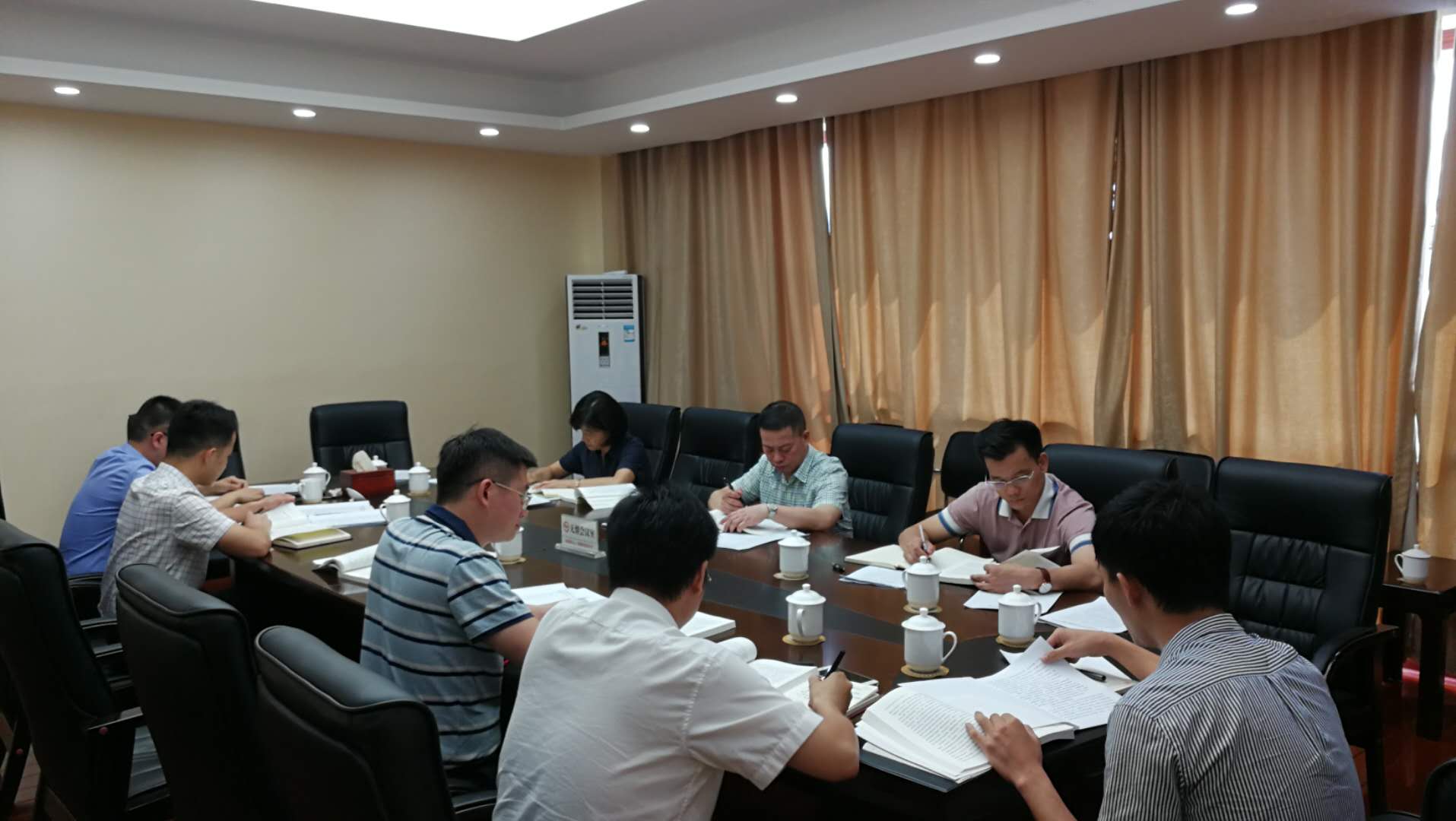 市政府经济金融办举行2018年理论中心组第十次集中学习